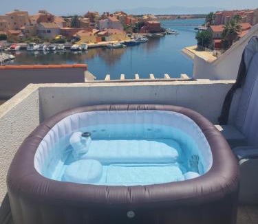 Le Barcares Apartment | Nautica bulles jacuzzi privatif vue lac marin
