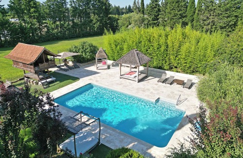 Le Thor House | Near L'Isle-sur-la-Sorgue, quiet old Provençal Mas, 19 Pers. Swimming pool.