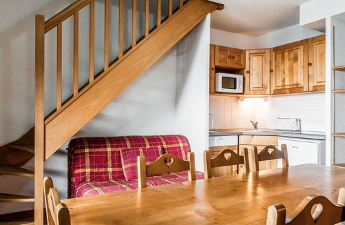 Besse-et-Saint-Anastaise Apartment | Nice apartment for 8 people with pool, internet, TV, balcony and pets allowed