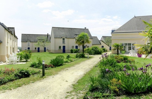 Azay-le-Rideau House | Nice apartment in villa for 6 people with WIFI, pool, TV, terrace and pets allowed