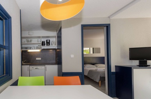 Casteljau Apartment | Nice apartment with pool, internet, TV, balcony, pets allowed, panoramic view and parking