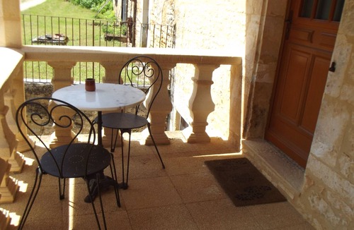 Salignac-Eyvignes Apartment | Peony or downstairs bed and breakfast