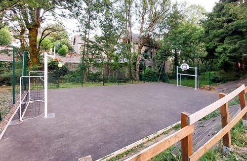 Besse-en-Chandesse House | Pleasant and cozy mobile home on a family friendly campsite.
