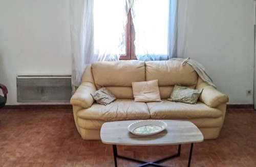 Vitrolles Apartment | Practical vacation apartment with garden - ideal for a couple's vacation.