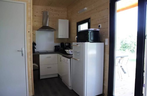 Brens Ski Chalet | PREMIUM 2-Bedroom Cottage - AC - Dishwasher - TV - BBQ - Cleaning*, sheets, bath towels - 35 m² + 12 m² covered terrace - Sleeps 4 to 5 people - 4 people