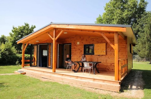 Brens Ski Chalet | PREMIUM CHALET: 2 bedrooms/2 bathrooms - AC - dishwasher - TV - BBQ - Cleaning service*, sheets, bath towels - 35 m² + 17 m² terrace - Sleeps 4 to 5 people - 4 people i