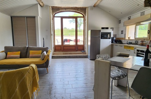 Labastide-Marnhac Villa | Quercy stone barn with quiet terraces and unobstructed views.