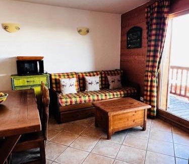 Arc-1800 Apartment | Résidence Saint Bernard - Appartement de charme pour 6 personnes, dans une résidence skis aux pieds avec accès piscine et parking privé dans le village du MAE-8971