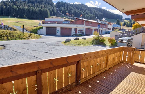 Notre-Dame-de-Bellecombe Apartment | Renovated apartment, ski-in/ski-out with wifi