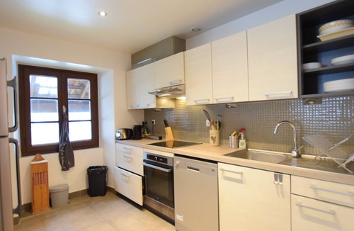 Lugrin House | Renovated house 4 bedrooms, garden, parking, WiFi, pet-friendly