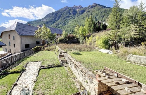 Monetier-les-Bains Ski Chalet | REOPENING AFTER RENOVATION Chalet sleeps 8, large garden. Serre chevalier
