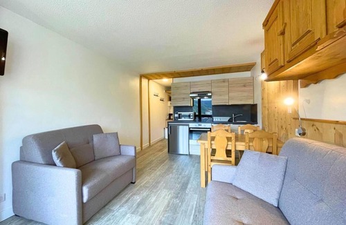 Les Menuires Apartment | Resort center, 8th floor, view ski slopes, balcony, tv, 24m², Les Menuires