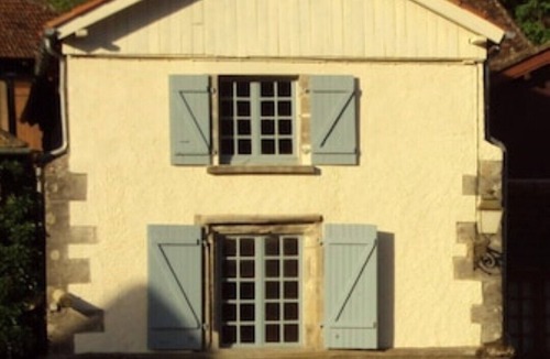 Beaulieu-sur-Dordogne Apartment | Riverside Apartment ‘Rose’ located in a beautiful riverbank setting