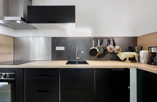 Moutiers Apartment | Room 1 – Le Toit Vert Inn: Space and Convenience in Moutiers