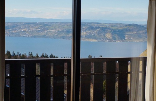 Thollon-les-Memises Apartment | Schuss: Summer and Winter Balcony with a View of the Lake — The SCHUSS Building