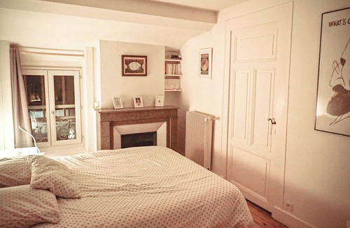 Champ de Foire Apartment | Sleep at a shrink's! Top originality! Charming furnished apartment in the heart of town
