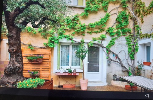 Camaret-sur-Aigues House | Small atypical village house