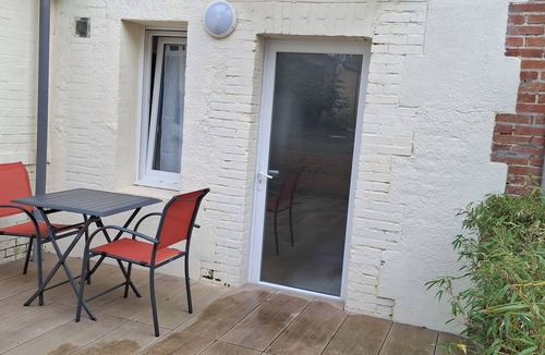 Chateau-Renault House | Small cottage with a beautiful terrace and a view of the garden