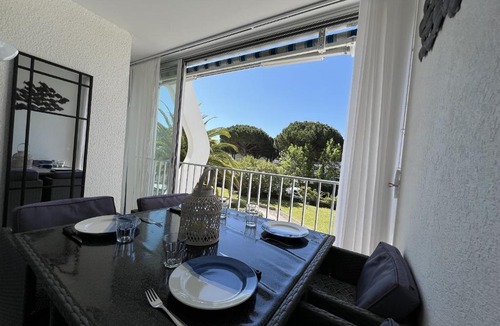La Petite Motte Apartment | Sol-y-days, Sables d'or, résidence avec piscine, studio cabine moderne avec balcon