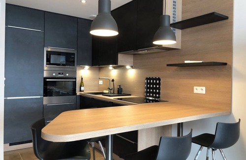 Palavas-les-Flots Apartment | Spacious 2-bedroom seafront apartment with terrace, air conditioning and garage.