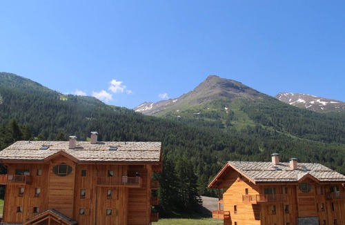 Val Cenis Apartment | Spacious 6-person apartment at the slopes with parking and Wi-Fi