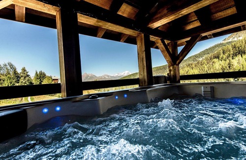 Plagne 1800 Ski Chalet | Spacious chalet with jacuzzi, pets allowed, near slopes
