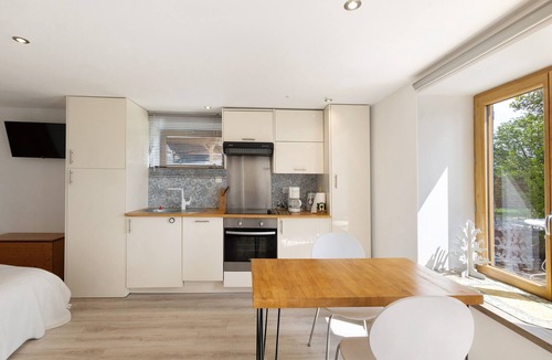 Font-Romeu-Odeillo-Via Apartment | Studio Apartment 'Sorbier Des Oiseaux' with Mountain View, Private Terrace and Wi-Fi