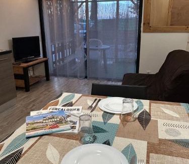 Les Mees Apartment | Studio au calme les hirondelles