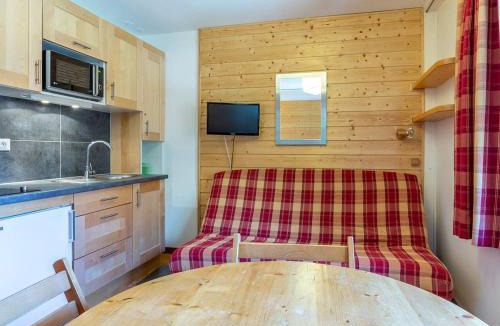 Meribel-Mottaret Apartment | Studio rénové avec balcon à Méribel, idéal pour vacances ski - FR-1-355-76