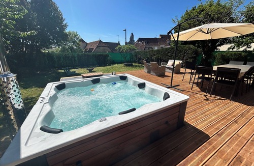 Martel Villa | Stunning 4 bed villa, sleeps 8, in the heart of medieval Martel - LARGE JACUZZI