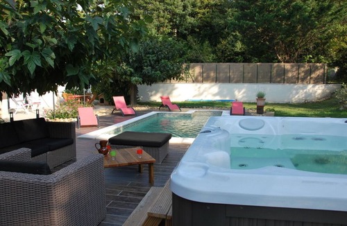Eyragues Villa | Very pretty vacation home with swimming pool and Jacuzzi,