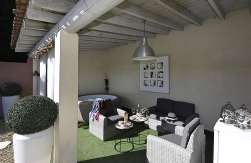 Sorgues House | Villa des Amis with jacuzzi and swimming pool near the Alpilles and Luberon mountains
