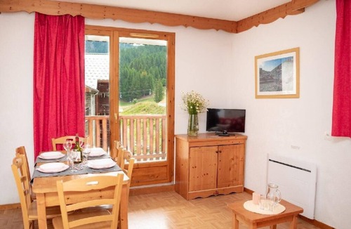 Puy-Saint-Vincent Apartment | Wifi, 1st floor, swimming pool, balcony, parking, tv, ski locker, 45m², Puy-Saint-Vincent