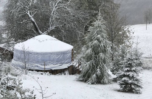 Saint-Antheme RV Rental | Yourte Supérieur 5 places