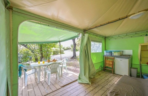 Castries House | ZEcamping 3 étoiles familial toboggans locatif 16m2 4 pers