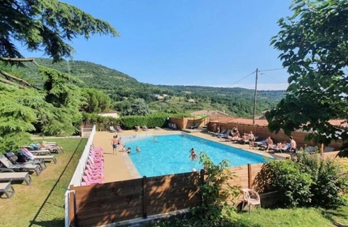 Darbres Ski Chalet | ZEcamping 3 étoiles pataugeoire dog friendly club enfant chalet BBQ clim 25m2