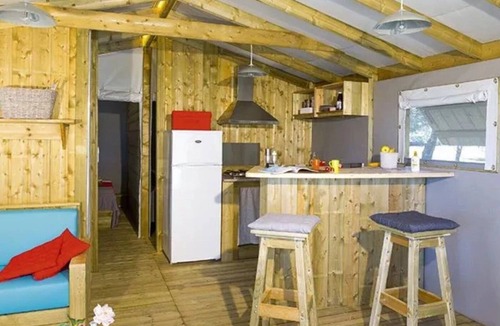 Florac Cabin | ZEcamping 3 étoiles piscine chauffée cabane TV LV 43m2