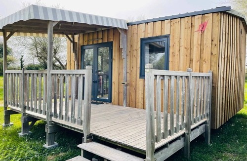 Guerande Cabin | ZEcamping 3* piscine chauffée pataugeoire pet friendly mobil-home TV