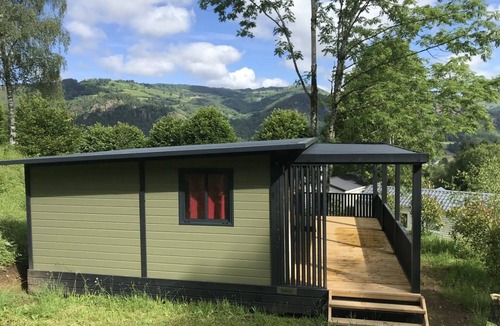 Vic-sur-Cere Ski Chalet | ZEcamping 4 étoiles piscine couverte dog friendly animations chalet TV
