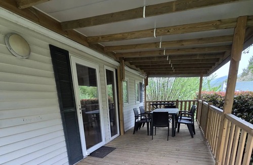 Vic-sur-Cere House | ZEcamping 4* animé piscine couverte chiens acceptés locatif TV 32m2