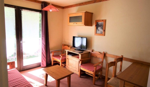 100m from resort center, 2nd floor, view ski slopes, balcony, parking, tv, ski locker, 31m²