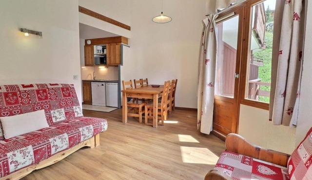 150m from resort center, 3rd floor, balcony, ski locker, 40m², La Tania