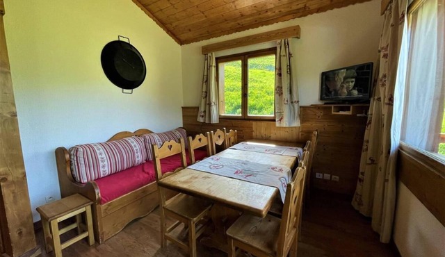 150m from shops, 1st floor, balcony, tv, ski locker, 66m², Les Menuires