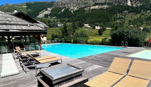 2-bedroom apartment at the foot of the slopes with heated pool