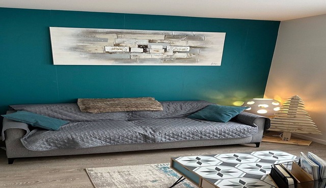 2-Bedroom Revamped Flat in Auvergne