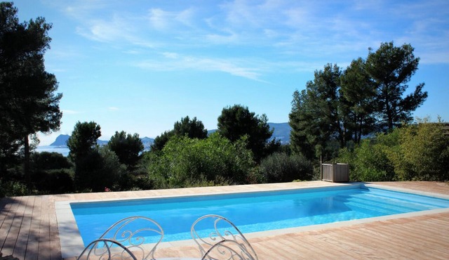 2 km from the beach, villa with a pool, air conditioning, and a beautiful ocean view