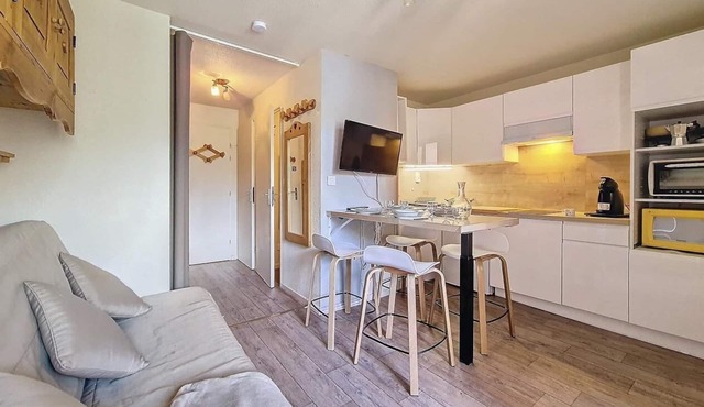 200m from resort center, 7th floor, balcony, tv, ski locker, 23m², Les Menuires