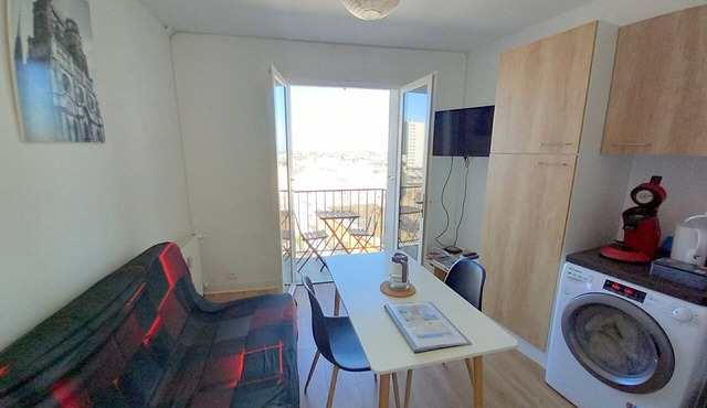 28-square-meter apartment with a balcony near the SNCF train station, free coffee, tea, and Wi-Fi—Netflix