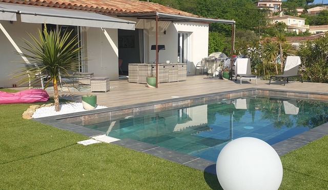 4 bedroom villa 140m2 bungalow not overlooked, quiet pool +garden