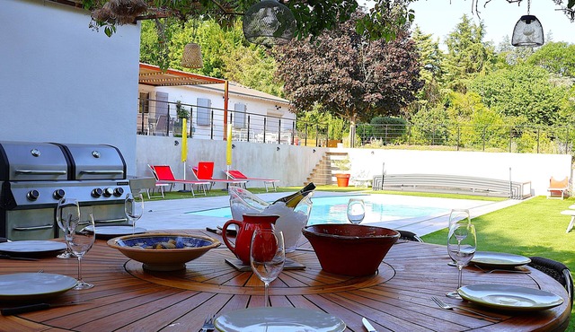 5-STAR VILLA WITH AIR CONDITIONING, POOL, SPA, PETANQUE COURT, PARK, AND WIFI - ACCOMMODATES 8 PEOPLE